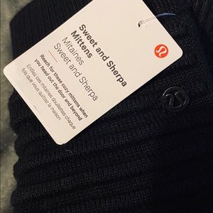 Lululemon “Sweet and Sherpa Mittens”